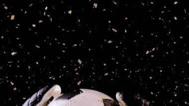 Futbol topları ve ayakkabılarının üzerine düşen konfeti animasyonu. küresel spor ve kutlama konsepti dijital olarak oluşturulmuş video.