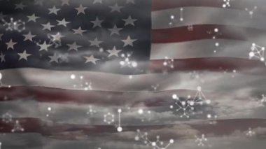 Amerikan bayrağı ve bulutlu gökyüzünde hareket eden moleküllerin animasyonu. tıbbi araştırma, iletişim ve dijital arayüz teknolojisi konsepti dijital olarak oluşturulmuş video.