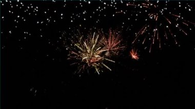 Havai fişeklerin patlamasına ve kara zemine kar yağmasına karşı mevsimler boyu mesajlar. Noel şenliği ve kutlama konsepti