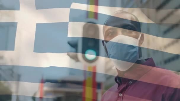 在海盗19大流行期间 希腊国旗飘扬在戴着面具的男人头上 全球联盟19大流行病概念数码视频 — 图库视频影像