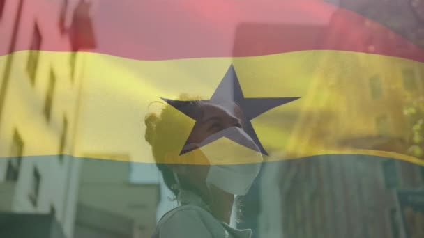 Animação Bandeira Ghana Acenando Sobre Mulher Usando Máscara Facial Durante — Vídeo de Stock