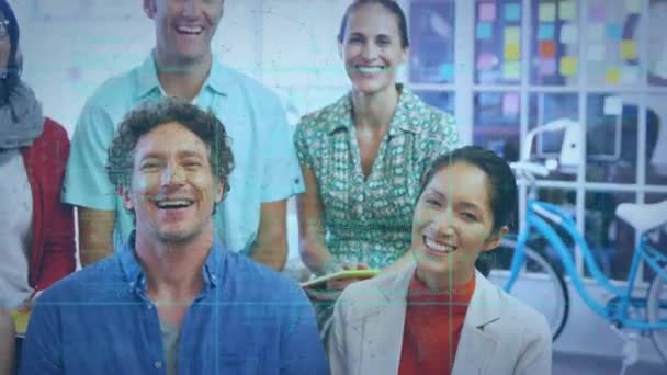 在办公室里由不同同事组成的笑容满面的团队的肖像上动画的数据处理 全球通信技术和数字数据网络概念 数字生成视频 — 图库视频影像