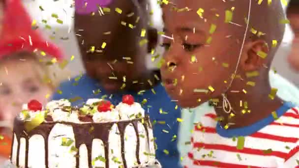케이크를 소년에게 페티가 떨어지는 애니메이션 친구들에게 둘러싸여 파티와 축하의 디지털 — 비디오