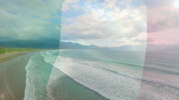 Animacja Flagi Włoch Wieje Nad Krajobrazem Plaży Podróże Wakacje Patriotyzm — Wideo stockowe