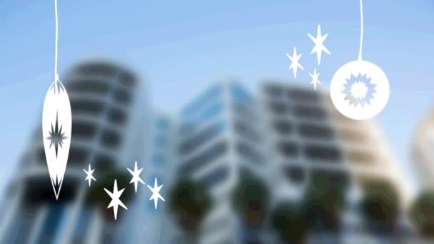 Texto Feriados Felizes Com Natal Pendurado Decorações Contra Edifícios Altos — Vídeo de Stock