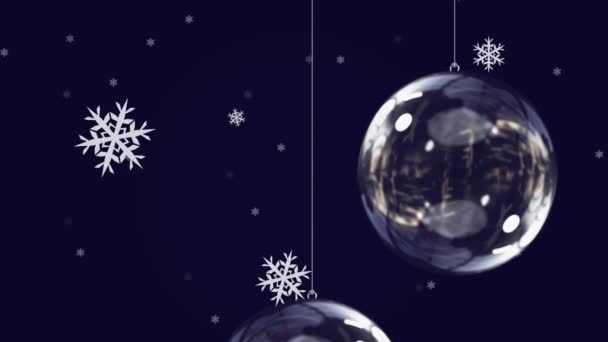 Animación Nieve Cayendo Sobre Bolas Navidad Cristal Sobre Fondo Negro — Vídeos de Stock