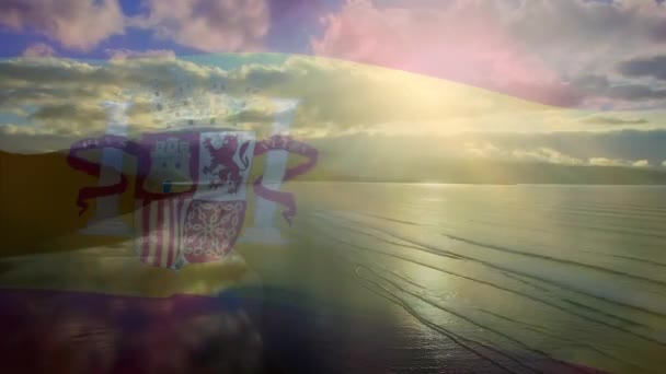 Анимация Флага Испании Машущего Над Пляжным Пейзажем Облачно Голубым Небом — стоковое видео