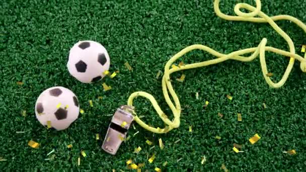 Анимация Золотых Конфетти Падающих Над Футбольным Мячом Свистом Глобальный Спорт — стоковое видео