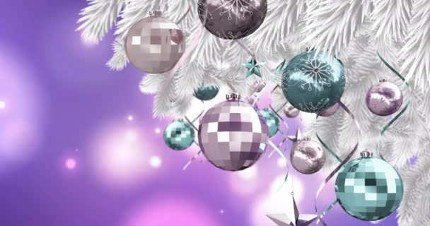 Weihnachtsschmuck Der Weihnachtsbaum Vor Lichtpunkten Auf Violettem Hintergrund Hängt Weihnachtsfeier — Stockvideo
