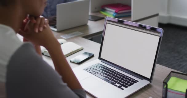 Vegyes Rasszista Asztalnál Nézi Adatfeldolgozást Laptop Képernyőjén Számítógépes Kódolás Adattechnológia — Stock videók