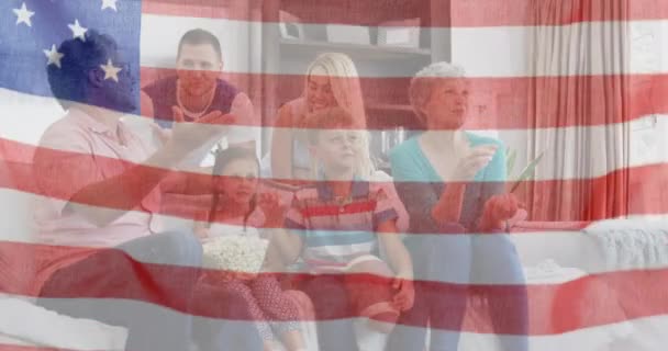 Animacja Flagi Stanów Zjednoczonych Ameryki Machająca Nad Uśmiechniętą Białą Rodziną — Wideo stockowe