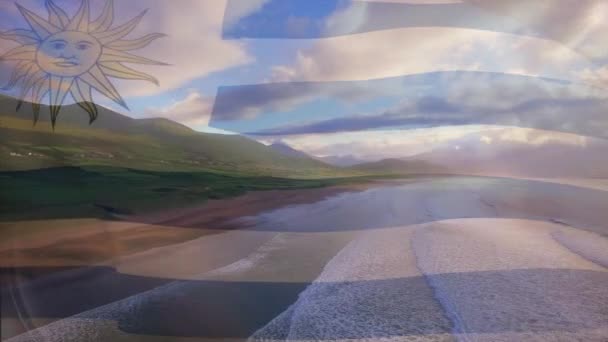 Animação Bandeira Uruguai Soprando Sobre Paisagem Praia Viagem Feriados Patriotismo — Vídeo de Stock