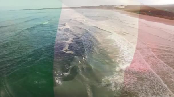 Animación Bandera Italia Soplando Sobre Paisaje Playa Viajes Vacaciones Patriotismo — Vídeos de Stock