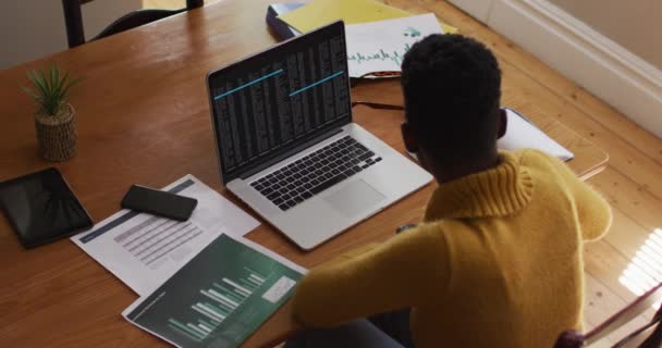 Afrikanischer Mann Sitzt Schreibtisch Und Beobachtet Die Verschlüsselung Der Datenverarbeitung — Stockvideo