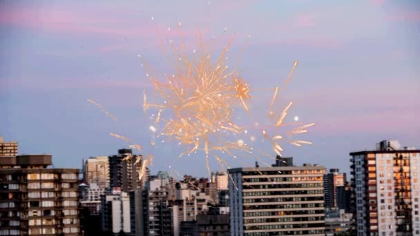 2021 Texto Sobre Fogos Artifício Estourando Contra Vista Aérea Paisagem — Vídeo de Stock