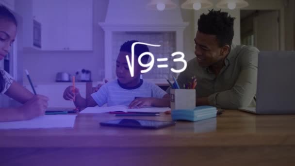 Animación Ecuaciones Matemáticas Sobre Padre Ayudando Hijo Hija Con Tarea — Vídeos de Stock