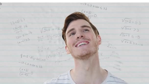 ルール化された論文の背景に数学的方程式の上に笑顔の白人男性のアニメーション ビジネスの概念をデジタルで生成し — ストック動画