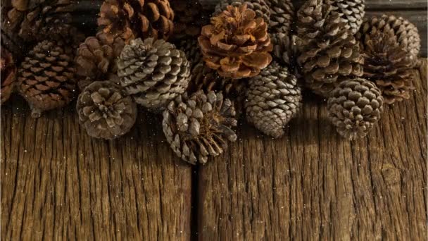 Animación Nieve Cayendo Sobre Piñas Sobre Tablas Madera Navidad Invierno — Vídeos de Stock