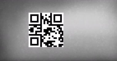 Gri arkaplanda akıllı telefonlu QR kodunu tarayan bir kadın animasyonu. küresel internet kimliği, güvenlik ve teknoloji konsepti dijital olarak oluşturulmuş video.