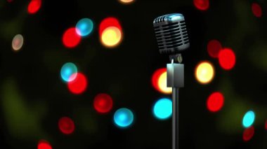 Retro metalik mikrofon, yeşil arkaplana karşı renkli ışık noktalarına karşı. müzik etkinliği ve kutlama konsepti