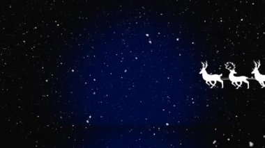 Kızakla Noel Baba 'nın üzerine yağan kar, ren geyikleri tarafından mavi arka plana çekiliyor. Noel şenliği ve kutlama konsepti