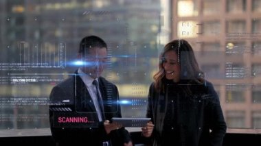 Tablet kullanılarak iş arkadaşlarının veri işleme animasyonu. küresel veri işleme, dijital arayüz ve dijital olarak oluşturulmuş video konsepti.