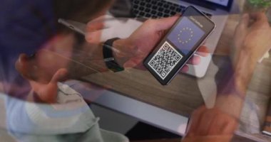 Animasyon, ödeme terminalinde elinde kovid 19 aşı pasaportlu akıllı telefon tutan bir adam. küresel covid 19 salgın ve aşı konsepti dijital olarak oluşturulmuş video.