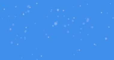 Mavi arka plana düşen birden fazla kar tanesi ikonunun dijital animasyonu. Noel şenliği ve kutlama konsepti