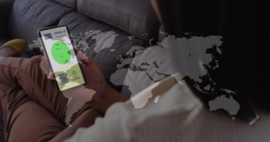 Dünya haritası üzerinde elinde covid 19 aşı pasaportlu akıllı telefonu olan bir kadının animasyonu. küresel covid 19 salgın ve aşı konsepti dijital olarak oluşturulmuş video.