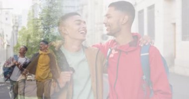 Sokakta konuşan ve sırt çantaları takan mutlu melez erkek arkadaşlarının birleşimi. seyahat, boş zaman ve arkadaşlık konsepti dijital olarak oluşturulmuş video.