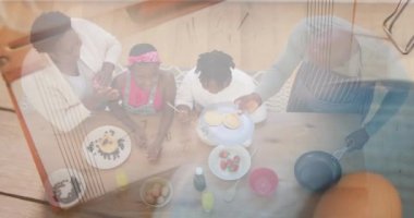Afro-Amerikan büyükbabalar ve torunların yemek hazırlayıp kaseye koydukları malzemelerin birleşimi. aile, boş zaman ve refah konsepti dijital olarak oluşturulmuş video.