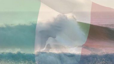 Deniz manzarası dalgalanan İtalya bayrağının animasyonu. seyahat, tatiller, vatanseverlik ve dijital olarak üretilen video konsepti.