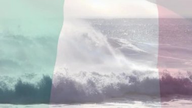 Sahilde dalgalanan İtalyan bayrağının animasyonu. seyahat, tatiller, vatanseverlik ve dijital olarak üretilen video konsepti.