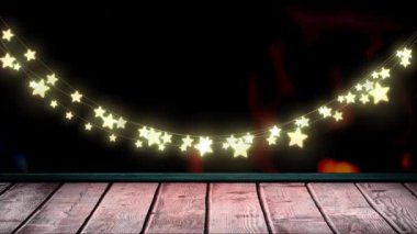 Ahşap tahtaların üzerindeki peri ışıklarının animasyonu. Noel, kış, gelenek ve kutlama konsepti dijital olarak oluşturulmuş video.