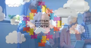 Renkli yapboz parçaları ve otizm metinlerinin animasyonu elektronik cihazlar kullanarak son sınıf arkadaşlarının üzerinde. otizm, öğrenme güçlüğü, destek ve farkındalık kavramı dijital olarak oluşturulmuş video.