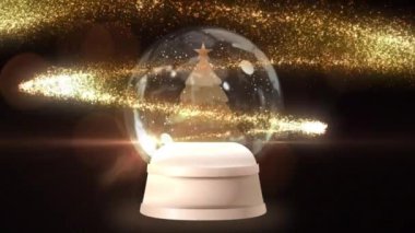 Kar küresindeki bir noel ağacının etrafında kayan yıldız siyah zemin üzerindeki kırmızı ışık lekelerine karşı. Noel şenliği ve kutlama konsepti