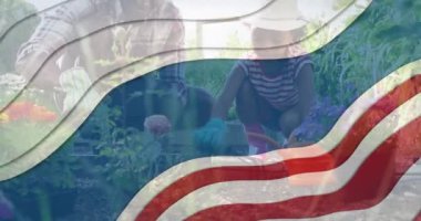 Afro-Amerikan baba ve kızının bahçıvanlık bitkilerinin üzerinde sallanan Amerikan bayrağının animasyonu. Amerikan vatanseverliği, bağımsızlık ve kutlama konsepti dijital olarak oluşturulmuş video.