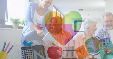 Renkli yapboz parçalarının animasyonu elektronik cihazlar kullanan yaşlı arkadaşlara göre kalp şeklinde. otizm, öğrenme güçlüğü, destek ve farkındalık kavramı dijital olarak oluşturulmuş video.