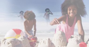 Mutlu Afro-Amerikan kardeşlerin kumdan kaleler yapıp denizde koşmalarının birleşimi. bayramlar, çocukluk ve yaz konsepti dijital olarak üretilen video.