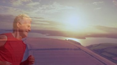 Kumsalda ve denizde gün batımında koşan Kafkas kıdemli bir adamın birleşimi. Sağlıklı emeklilik, zindelik ve refah konsepti dijital olarak oluşturulmuş video.