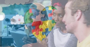 Dijital cihazlar kullanan iş adamlarının renkli yapboz parçalarının animasyonu. otizm, öğrenme güçlüğü, destek ve farkındalık kavramı dijital olarak oluşturulmuş video.