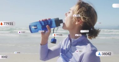 Sahilde su içen bir kadın hakkında sosyal medya bildirimleri. Sosyal medya, fitness, refah ve iletişim ağı konsepti, dijital olarak oluşturulmuş video.