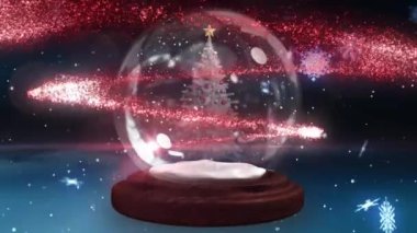 İçinde Noel ağacı, yıldızlar ve karanlık arka planda düşen karların olduğu cam küre animasyonu. Noel, gelenek ve kutlama konsepti dijital olarak oluşturuldu.