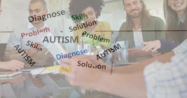 Renkli yapboz parçalarının animasyonu, elektronik aletlerle iş arkadaşlarının üzerine otizm metni. otizm, öğrenme güçlüğü, destek ve farkındalık kavramı dijital olarak oluşturulmuş video.