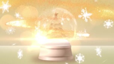 Kar küresinin üzerine düşen karla Noel ağacının animasyonu. Noel, kış, gelenek ve kutlama konsepti dijital olarak oluşturulmuş video.