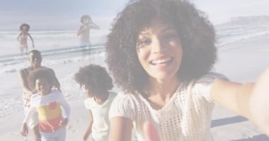 Mutlu Afro-Amerikan ailesinin selfie çekip plajda koşmasının birleşimi. aile, boş zaman ve refah konsepti dijital olarak oluşturulmuş video.