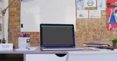 Ofisteki masada duran ve verileri işleyen bir laptop. bilgisayar kodlaması, veri teknolojisi ve dijital arayüz konsepti dijital olarak oluşturulmuş video.