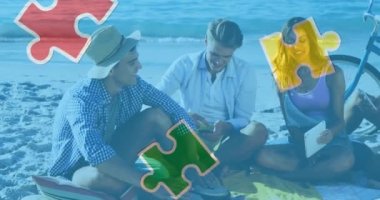 Mutlu arkadaşların plajda tablet kullanması üzerine renkli yapboz parçaları ve otizm metinlerinin animasyonu. otizm, öğrenme güçlüğü, destek ve farkındalık kavramı dijital olarak oluşturulmuş video.