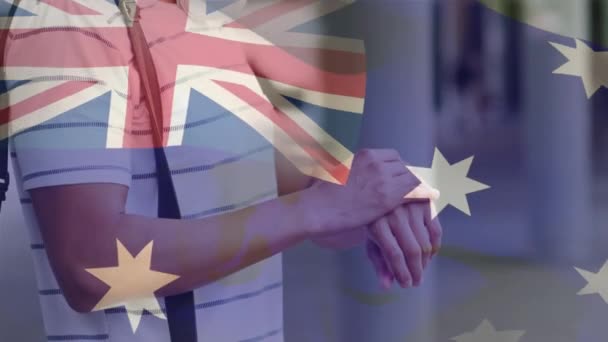 Animación Bandera Australia Ondeando Sobre Hombre Con Máscara Facial Durante — Vídeo de stock