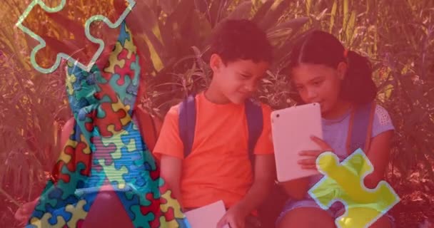 Animazione Pezzi Puzzle Colorati Amici Bambini Utilizzando Dispositivi Elettronici Autismo — Video Stock